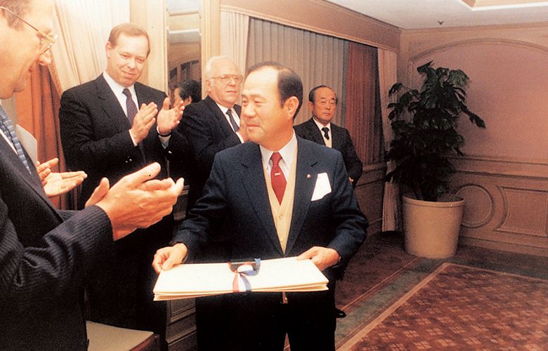 1986 December 3 President Kim, Seung-ho, receives a silver medal from French government