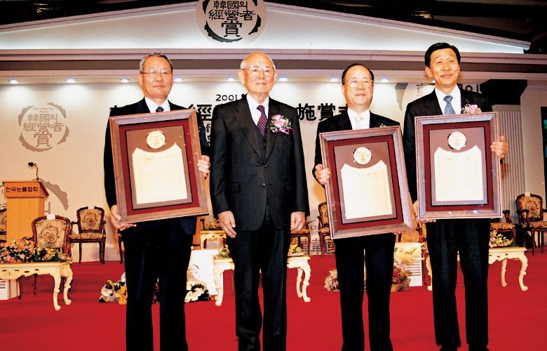 2001 March 29 President Kim, Seung-Ho, Awarded Korean Executive Award