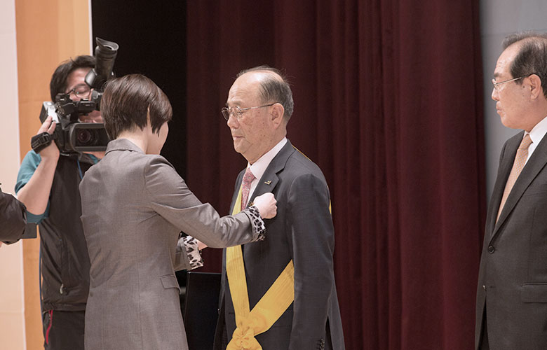 2014 April 27 President Kim, Seung-Ho, receives the National Mugunghwa Medal